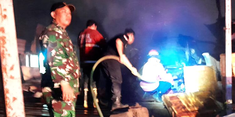 Serma Budi Muhtar Turut Bantu Petugas Damkar Padamkan Api di Gudang Kayu, Jalan Taman Pancing Timur