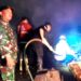 Serma Budi Muhtar Turut Bantu Petugas Damkar Padamkan Api di Gudang Kayu, Jalan Taman Pancing Timur
