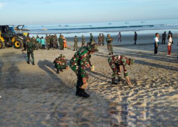 Jaga Ekosistem Laut, Kodim 1611/Badung Gencar Tangani Sampah di Pesisir Kuta, Legian hingga Jimbaran