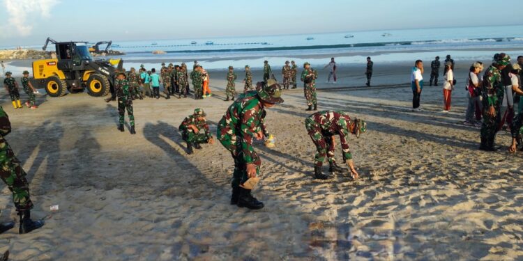 Jaga Ekosistem Laut, Kodim 1611/Badung Gencar Tangani Sampah di Pesisir Kuta, Legian hingga Jimbaran