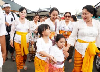 Ketua BKOW Bali Haturkan Sembah Bhakti di Besakih, Pemedek Meningkat pada Akhir Pekan