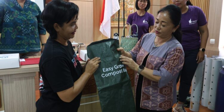 248 Kader TP PKK dan Posyandu Kecamatan Denbar Ikuti Penguatan Literasi Tentang Pengolahan Sampah Berbasis Sumber