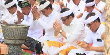 Pemkot Denpasar Gelar Persembahyangan Rahina Suci Tumpek Landep