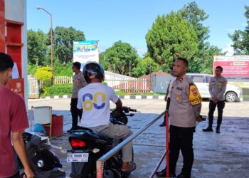 Pantau Stok BBM Pasca Kenaikan Pertamina Dex, Kapolsek Lembor Pimpin Patroli di SPBU