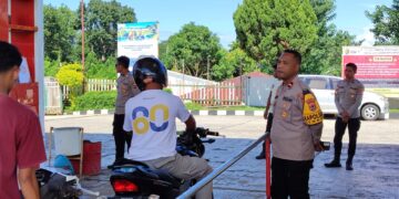 Pantau Stok BBM Pasca Kenaikan Pertamina Dex, Kapolsek Lembor Pimpin Patroli di SPBU