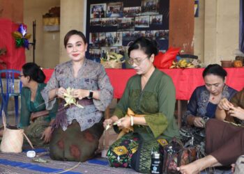 WHDI Denpasar Berikan Pelatihan Banten Otonan Bagi Ibu-ibu PKK di Lingkungan Taman Sekar, Padangsambian