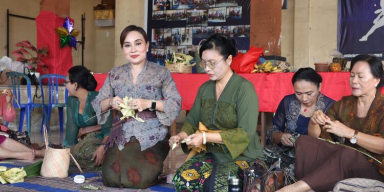 WHDI Denpasar Berikan Pelatihan Banten Otonan Bagi Ibu-ibu PKK di Lingkungan Taman Sekar, Padangsambian