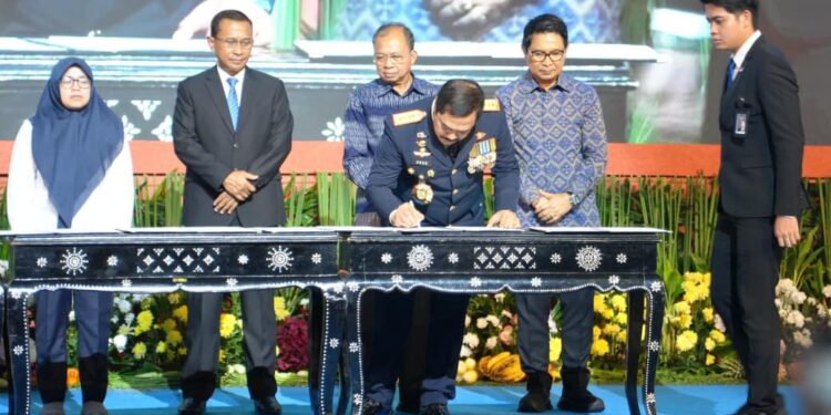 Gubernur Koster dan Menteri Imipas Teken MoU Optimalisasi Tugas dan Fungsi Imigrasi