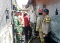 Kulkas Konsleting Picu Kebakaran Dapur di Pemecutan, Babinsa dan PMK Sigap Padamkan Api
