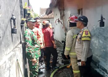 Kulkas Konsleting Picu Kebakaran Dapur di Pemecutan, Babinsa dan PMK Sigap Padamkan Api