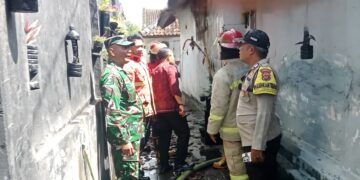 Kulkas Konsleting Picu Kebakaran Dapur di Pemecutan, Babinsa dan PMK Sigap Padamkan Api