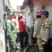 Kulkas Konsleting Picu Kebakaran Dapur di Pemecutan, Babinsa dan PMK Sigap Padamkan Api