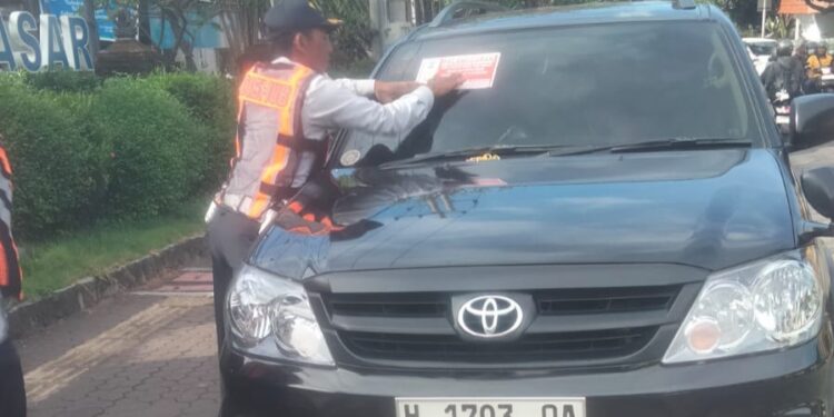 Dishub Denpasar Tertibkan Pelanggaran Lalu Lintas di Jalan Kamboja dan Gajah Mada