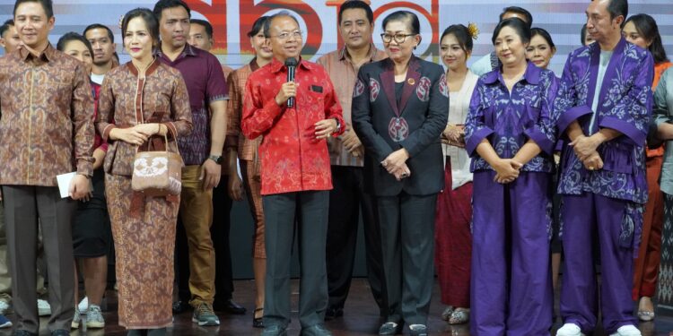 Hadiri Langsung Dekranasda Bali Fashion Day Sesi 4, Gubernur Wayan Koster Ajak Semua Pihak Cintai Produk Lokal