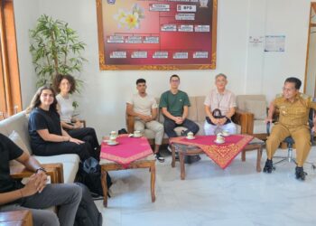 ITB STIKOM Bali bersama Mahasiswa Internship dari Montpellier Prancis Lakukan Pengembangan Desa Digital di Desa Punggul Badung