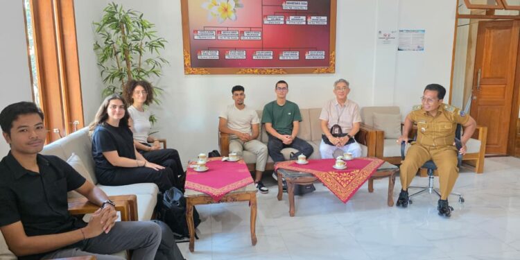 ITB STIKOM Bali bersama Mahasiswa Internship dari Montpellier Prancis Lakukan Pengembangan Desa Digital di Desa Punggul Badung