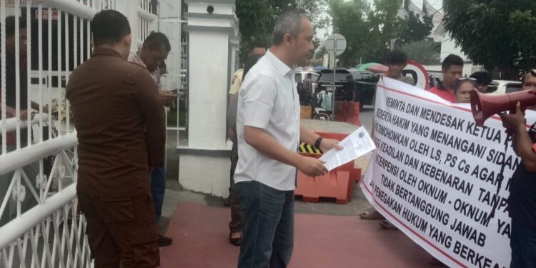Keluarga Korban Penganiayaan Sampaikan Aksi di Kantor PN Medan