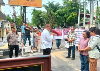 Massa Aksi Keluarga Korban Penganiayaan Brutal Minta Polrestabes Medan Secepatnya Serahkan Tersangka dan Barang Bukti ke Kejaksaan