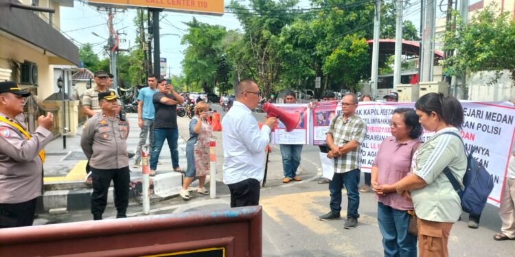 Massa Aksi Keluarga Korban Penganiayaan Brutal Minta Polrestabes Medan Secepatnya Serahkan Tersangka dan Barang Bukti ke Kejaksaan