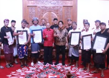 Serahkan Hadiah Ogoh-Ogoh, Gubernur Koster-Wagub Minta STT Kembangkan Kreativitas dan Kuatkan Jati Diri Bal