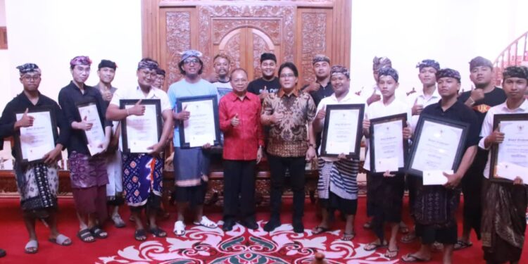 Serahkan Hadiah Ogoh-Ogoh, Gubernur Koster-Wagub Minta STT Kembangkan Kreativitas dan Kuatkan Jati Diri Bal