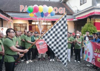 Wawali Arya Wibawa Lepas Jalan Sehat Serangkaian HUT ke-26 SMK PGRI 4 Denpasar