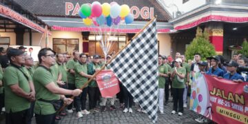 Wawali Arya Wibawa Lepas Jalan Sehat Serangkaian HUT ke-26 SMK PGRI 4 Denpasar