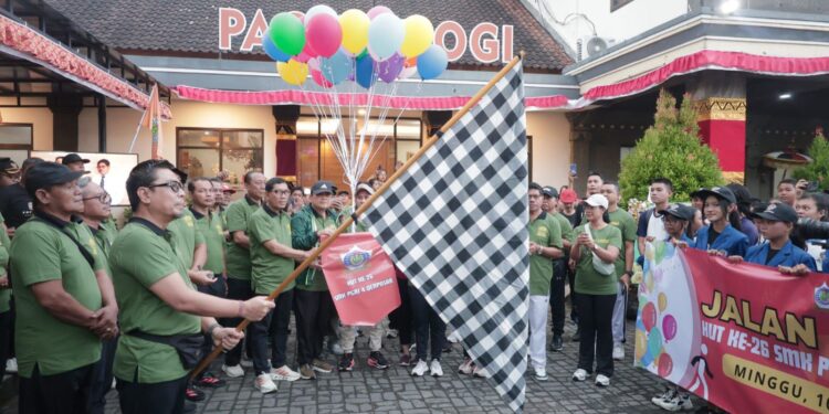 Wawali Arya Wibawa Lepas Jalan Sehat Serangkaian HUT ke-26 SMK PGRI 4 Denpasar