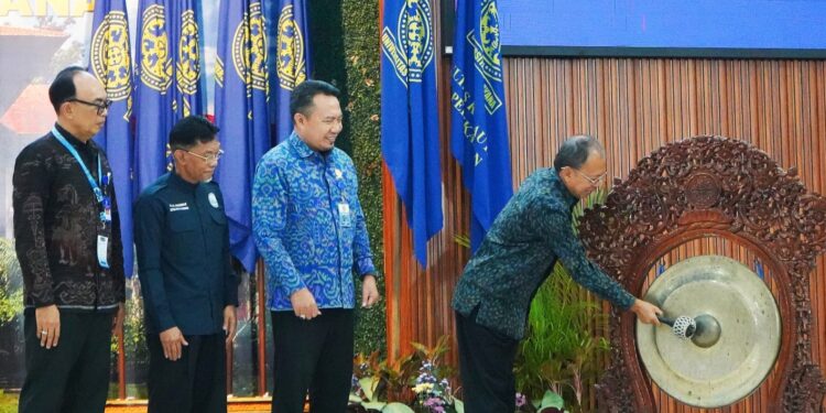 Bicara di Depan Akademisi Perikanan dan Kelautan se Indonesia, Gubernur Koster Promosi Garam Tradisional Bali