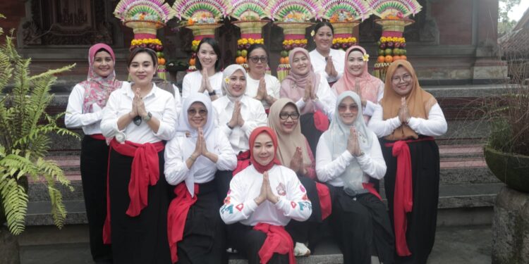 Puri Jero Kuta dan Pasar Kumbasari Suguhkan Kekayaan Seni dan Tradisi Budaya Bali kepada Istri Kepala Daerah Peserta Rakerkomwil IV APEKSI