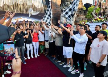 Wawali Arya Wibawa Lepas Fun Walk HUT ke-40 Pasemetonan Ageng Warih Anglurah Lanang Tainsiat (WASIAT)