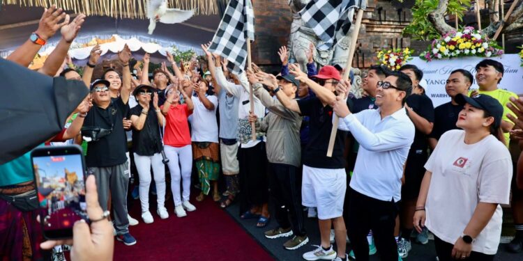 Wawali Arya Wibawa Lepas Fun Walk HUT ke-40 Pasemetonan Ageng Warih Anglurah Lanang Tainsiat (WASIAT)