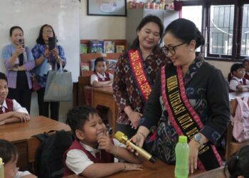Sapa Siswa-siswi SD 9 Kesiman, Ny. Sagung Antari Jaya Negara Sampaikan Literasi Soal Pemilahan Sampah