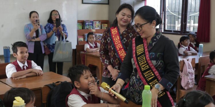 Sapa Siswa-siswi SD 9 Kesiman, Ny. Sagung Antari Jaya Negara Sampaikan Literasi Soal Pemilahan Sampah