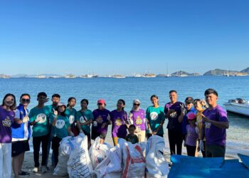 Rotary Club dan Mahasiswa Bersatu Bersihkan Pantai Pede
