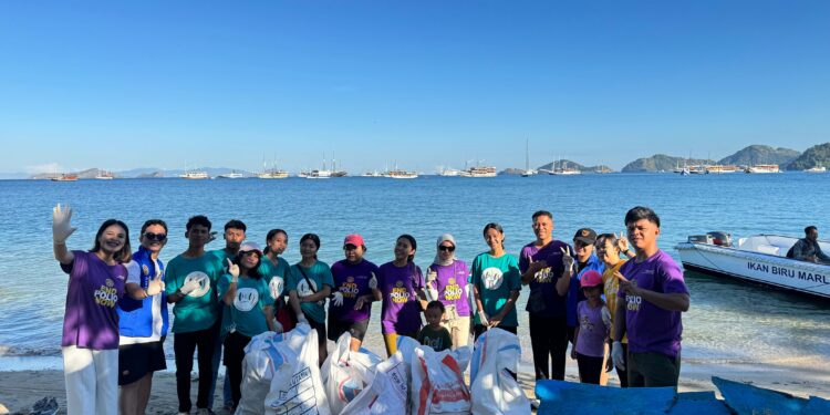 Rotary Club dan Mahasiswa Bersatu Bersihkan Pantai Pede