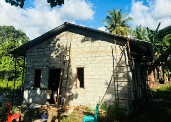 TNI AD Bantu Pengatapan Rumah Warga Melalui Karya Bhakti di Desa Nurbenlelang