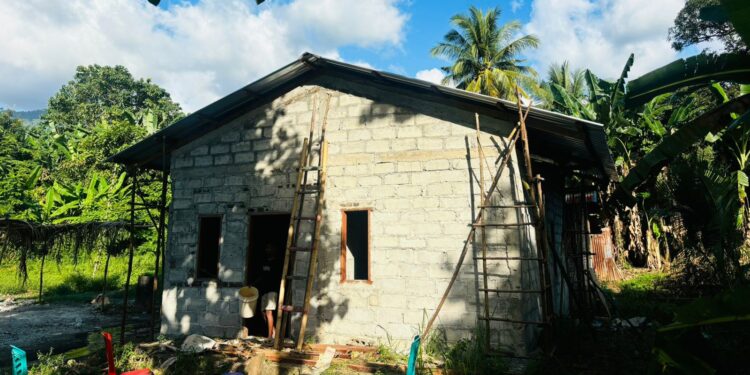 TNI AD Bantu Pengatapan Rumah Warga Melalui Karya Bhakti di Desa Nurbenlelang