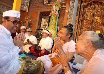 Wali Kota Jaya Negara Saksikan Prosesi Padiksan di Griya Kanginan Sanur