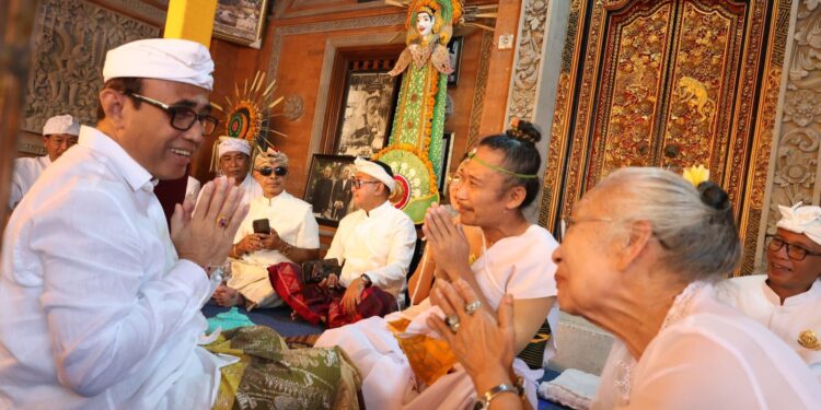 Wali Kota Jaya Negara Saksikan Prosesi Padiksan di Griya Kanginan Sanur