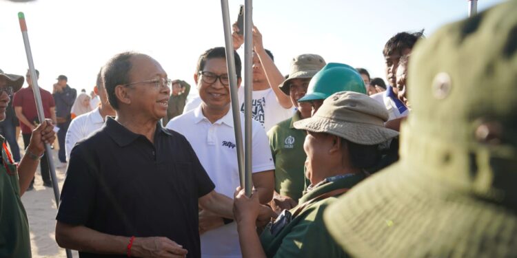 Hari Lingkungan Hidup Sedunia, Gubernur Koster Pimpin Korve Bersih Sampah di Pantai Samuh