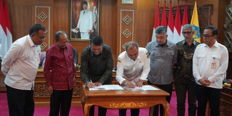 Menteri LH, Gubernur Koster dan Wali Kota/Bupati se-Bali Deklarasikan Bali 100 Persen Memilah Sampah