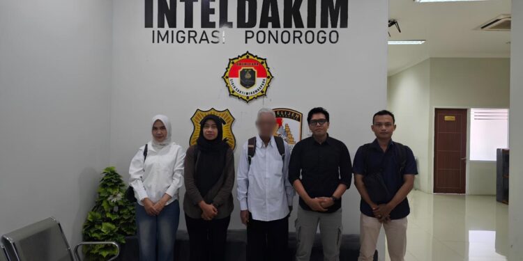 Selesai Jalani Masa Tahanan di Rutan Pacitan, Imigrasi Ponorogo Deportasi WN Malaysia Pelanggar Aturan Keimigrasian