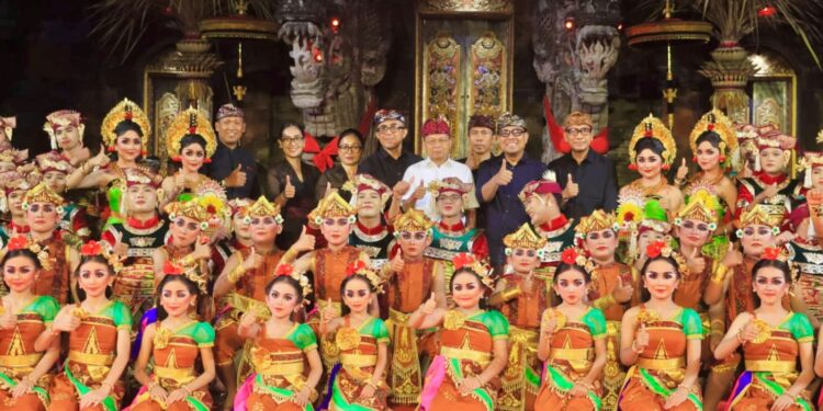 Tampil Apik Lewat Dolanan “Upih Jaran” di Panggung Ardha Candra Wali Kota Jaya Negara Apresiasi Duta GKA Denpasar