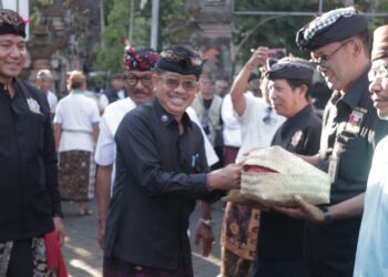 Jelang Galungan dan Kuningan, PHDI dan Bakesbangpol Kota Denpasar Bagikan 300 Paket Daging Babi kepada Masyarakat
