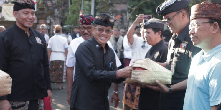 Jelang Galungan dan Kuningan, PHDI dan Bakesbangpol Kota Denpasar Bagikan 300 Paket Daging Babi kepada Masyarakat
