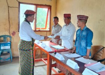 Ratusan Warga Berjalan Kaki Antar Bonafantura Jasman Mendaftar Pilkades Watu Manggar