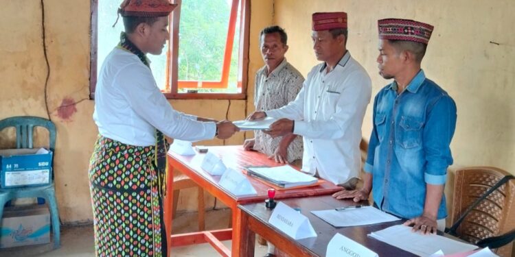 Ratusan Warga Berjalan Kaki Antar Bonafantura Jasman Mendaftar Pilkades Watu Manggar