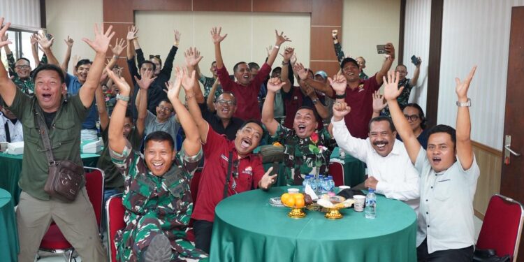Sinergi Tanpa Batas, Kapendam IX/Udayana Ajak Awak Media Nobar Piala Dunia 2026