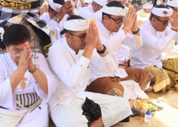 Wali Kota Jaya Negara Hadiri Bhakti Pujawali di Pura Sakenan